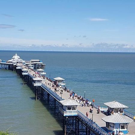 Bodlondeb Castle Bed & Breakfast { Central Llandudno} 外观 照片