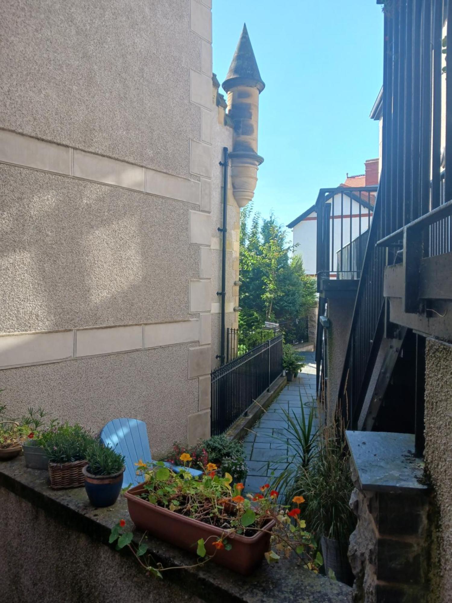 Bodlondeb Castle Bed & Breakfast { Central Llandudno} 外观 照片