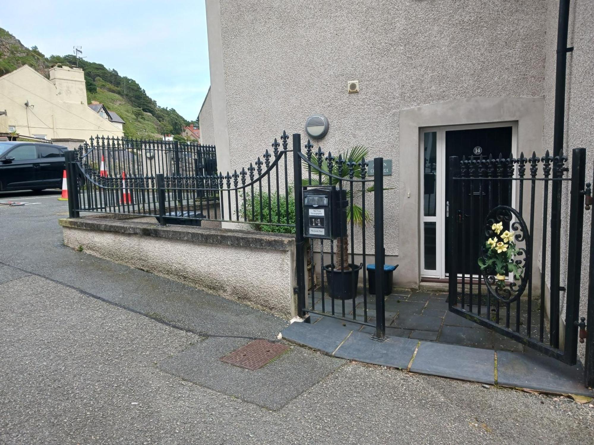 Bodlondeb Castle Bed & Breakfast { Central Llandudno} 外观 照片