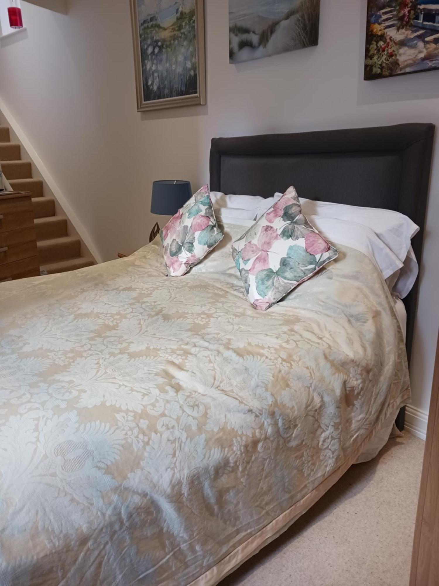 Bodlondeb Castle Bed & Breakfast { Central Llandudno} 外观 照片